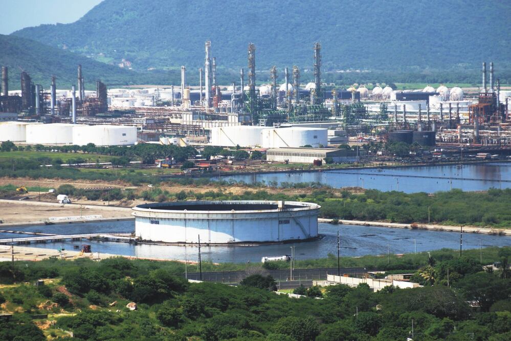 Expertos calculan que para reconfigurar las refinerías en México, cada una requiere inversiones por 2 mil millones de dólares. Archivo El Universal