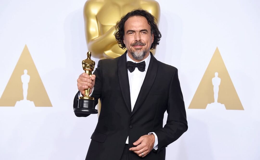 Alejandro González Iñárritu stands at the press room after winning an Oscar for Best Director in 2016 - Photo: Jordan Strauss/AP