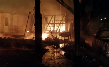 Incendio por presunta toma clandestina en Mazatlán consume 5 viviendas