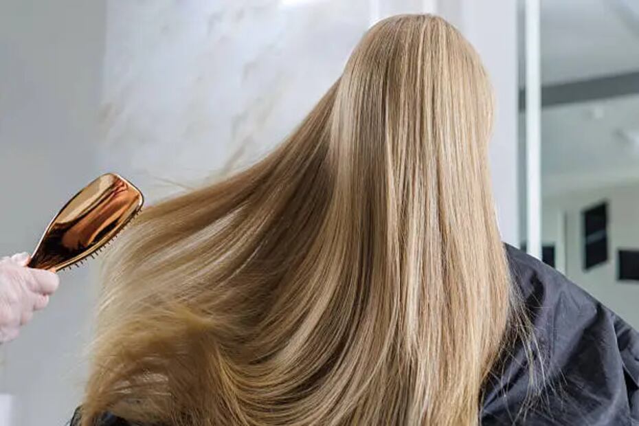 El rubio hace que las canas se integren fácilmente. Foto: Unsplash