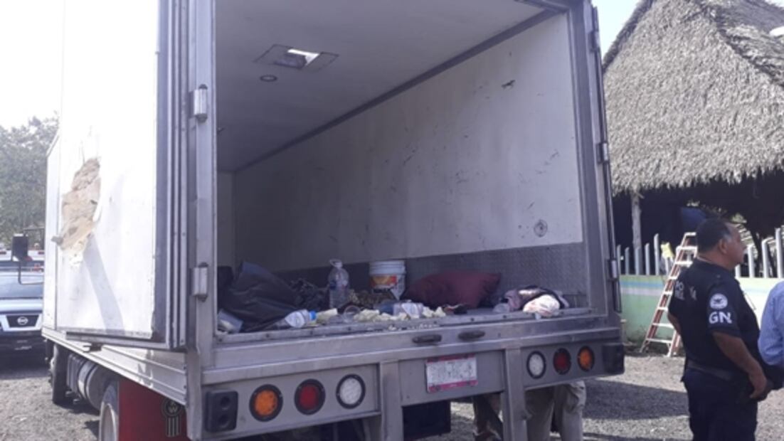 Rescatan a 58 migrantes que viajaban en caja refrigerante en Veracruz 