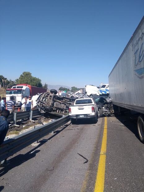 Deja 2 muertos y 11 heridos carambola en la Puebla-Córdoba