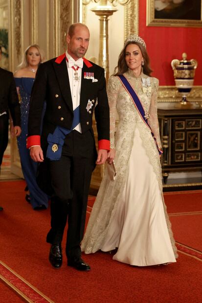 Kate Middleton y el príncipe William de Gran Bretaña llegan a un banquete de estado en el Castillo de Windsor, en Windsor. Foto: AP