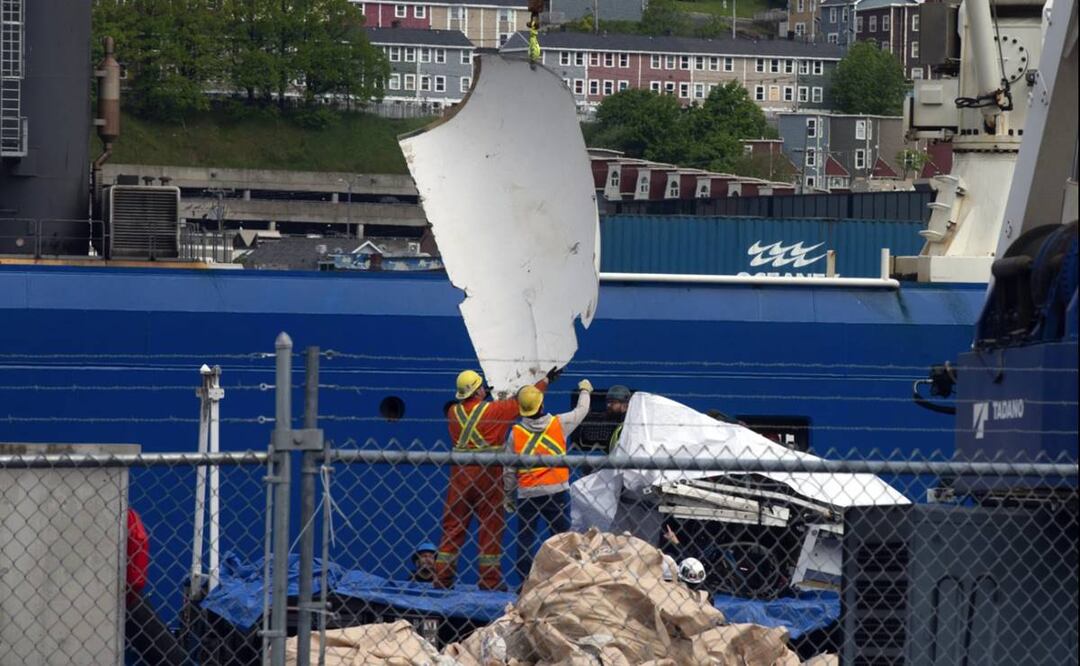 Las grúas del barco Horizon Arctic descargan a primera hora del miércoles grandes piezas del Titan en el puerto de San Juan de Terranova, Canadá. Foto: AP