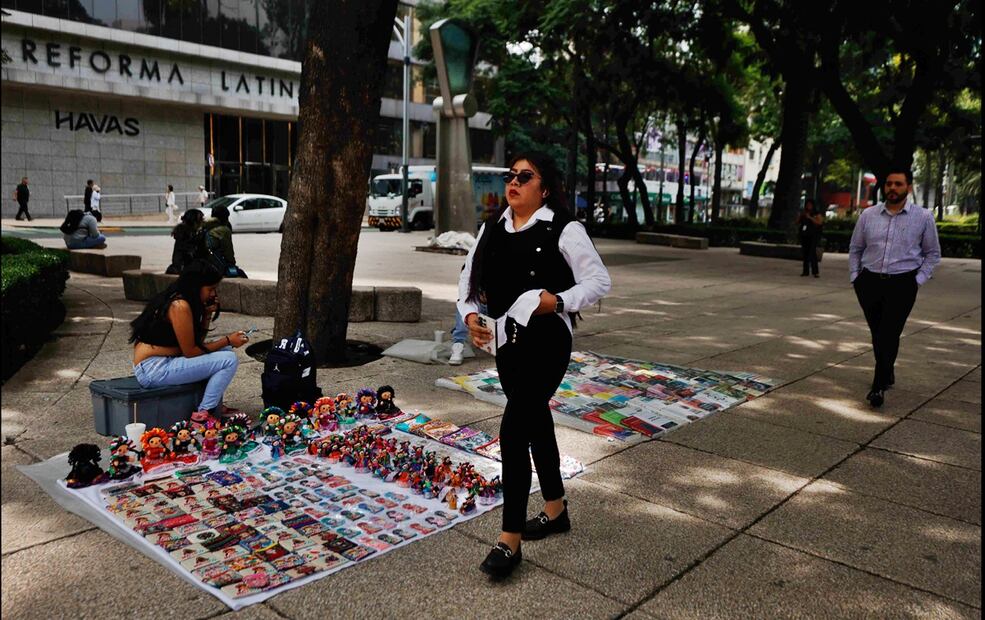 Vendedores ambulantes continúan con la venta de productos sobre avenida Paseo de la Reforma, en la Ciudad de México, el 8 de septiembre de 2025. Foto: Diego Simón Sánchez/EL UNIVERSAL
