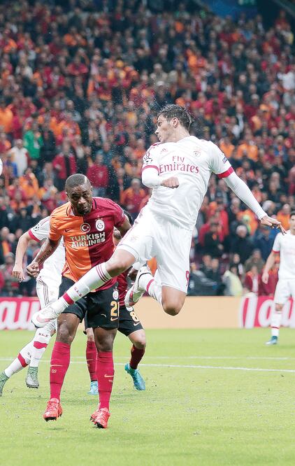 Raúl Jiménez estuvo los 90 minutos del duelo con Benfica (LEFTERIS PITARAKIS. AP)