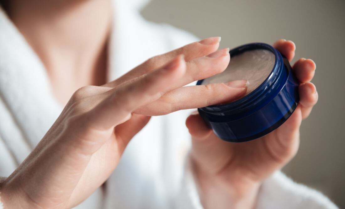 Aplica vaselina facial nocturna para cuidado piel. Foto: Freepik