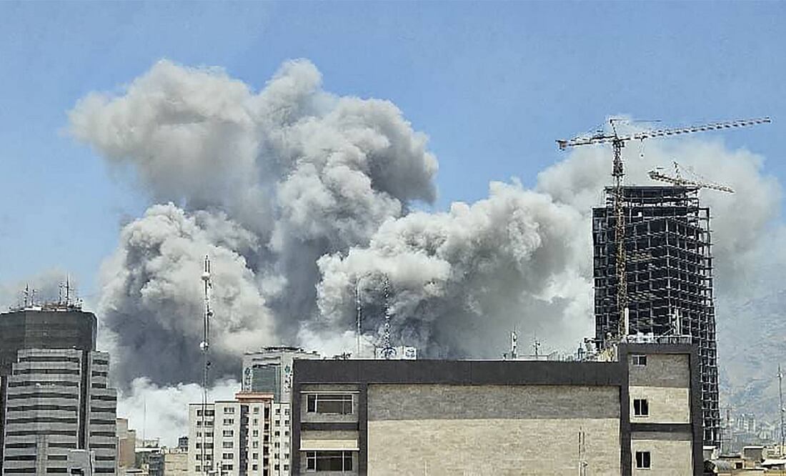 Israel atacó este lunes diversos puntos en Irán, incluyendo la prisión de Evin, en Teherán. FOTO: AFP
