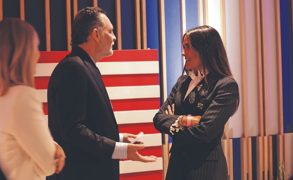 Mauricio Kuri, gobernador de Querétaro, y Alessandra Rojo de la Vega, alcaldesa de Cuauhtémoc, ayer en una charla durante la inauguración de la embajada. Foto: Fernanda Rojas/ EL UNIVERSAL