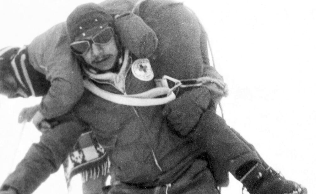 Rescatista auxilia a montañista en la Confraternidad Montañista Internacional de 1971. Foto: Héctor Sandoval/Archivo EL UNIVERSAL.