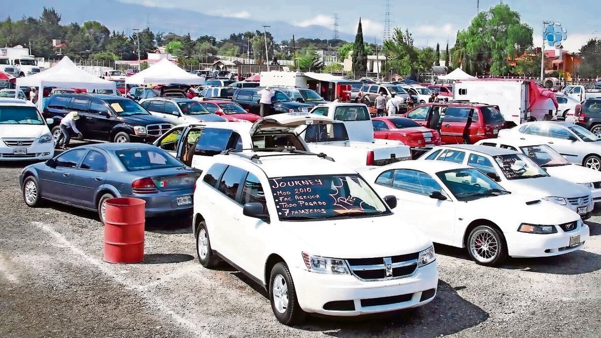 Expertos recomiendan evitar comprar autos seminuevos en grandes lotes o tianguis. Foto: Archivo | El Universal