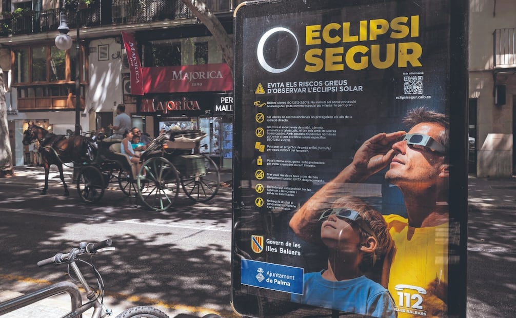Un cartel desplegado en las calles de Palma de Mallorca da recomendaciones a la gente para que observe de forma segura el eclipse total de sol. Foto: Jaime Reina/ AFP