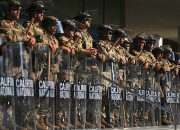 Despliegue de tropas en Los Ángeles viola la ley federal, determina juez federal; prohíbe su uso en California