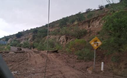 Fuertes lluvias provocan derrumbe en tramo carretero Bacoachi - La Pera, Sonora; Protección Civil emite alerta