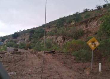 Fuertes lluvias provocan derrumbe en tramo carretero Bacoachi - La Pera, Sonora; Protección Civil emite alerta