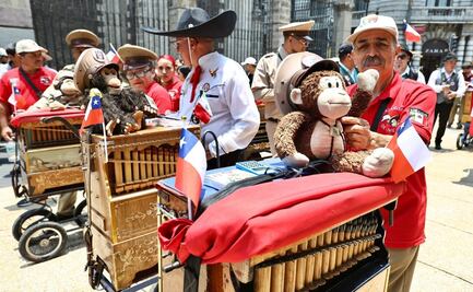 "Viva México y Chile"; organilleros y chinchineros desfilan por las calles del Centro Histórico