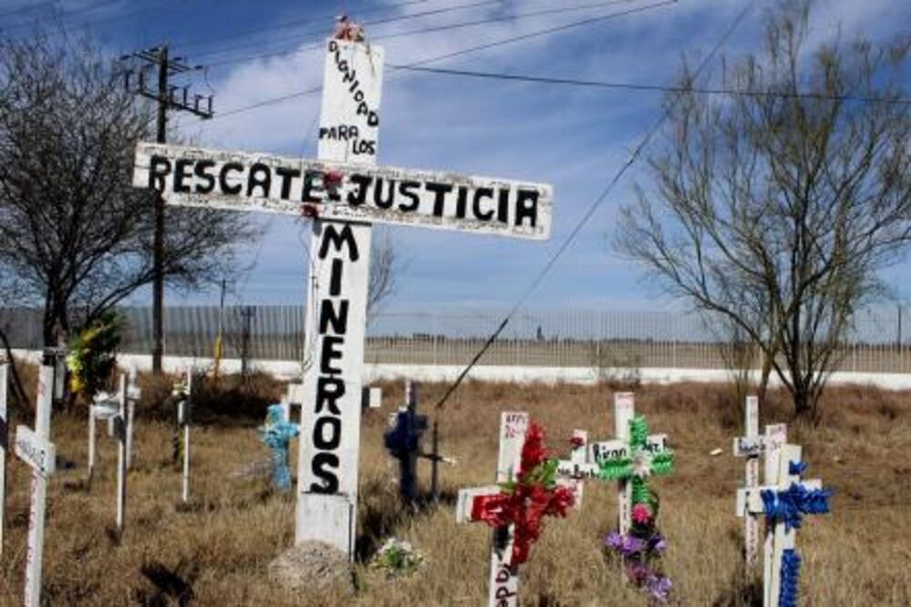 Cruces en memoria de los mineros de Pasta de Conchos fallecidos. Foto: Archivo
