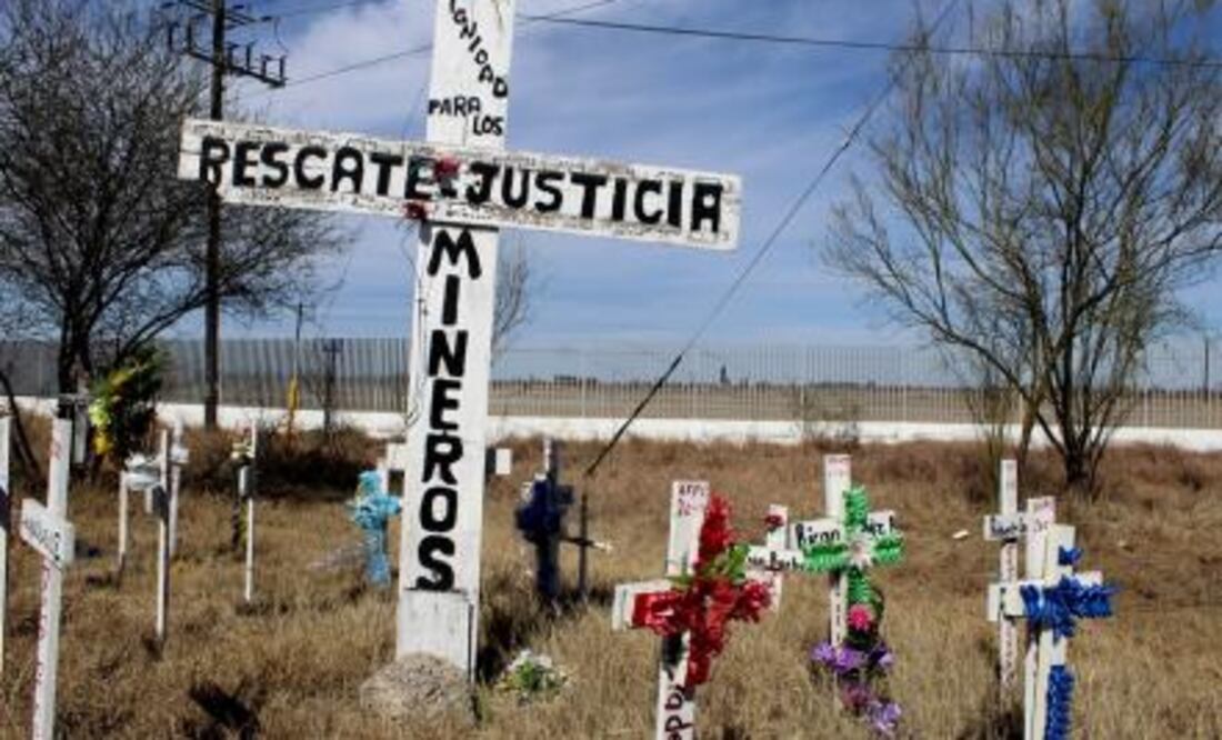 Cruces en memoria de los mineros de Pasta de Conchos fallecidos. Foto: Archivo
