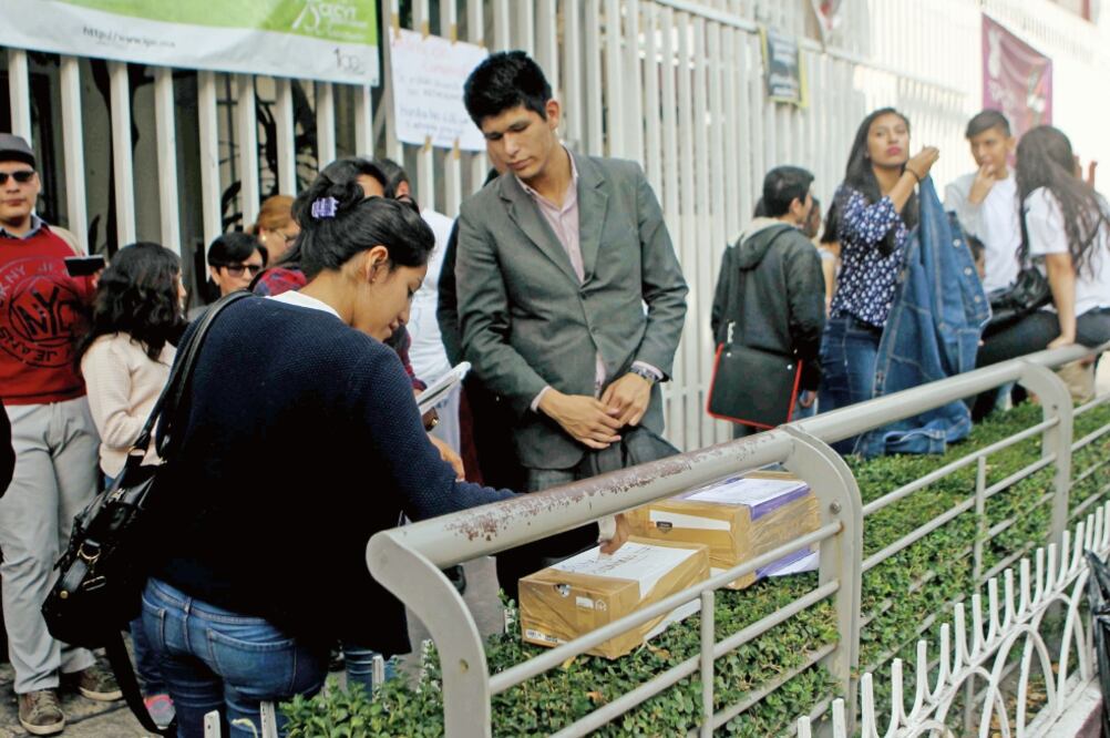Alumnos de la Vocacional 5, quienes se identifican con sus credenciales del Instituto Politécnico Nacional, se manifiestan a favor de continuar el paro total hasta que sus demandas sean plenamente satisfechas (VALENTE ROSAS. EL UNIVERSAL)