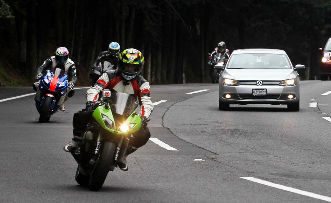 A Carlos Cazo Quintero la muerte le cayó del cielo. Ocurrió en La Pera, la curva más pronunciada de la carretera México-Cuernavaca, cuando una Yamaha roja que voló desde el lado contrario se atravesó en su camino y lo hizo derrapar. 