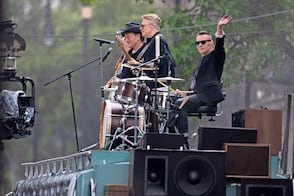 U2 “baila” en el Salón Los Ángeles, en la colonia Guerrero; Bono saluda a fans tras larga jornada de grabaciones en la CDMX