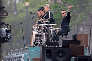 U2 “baila” en el Salón Los Ángeles, en la colonia Guerrero; Bono saluda a fans tras larga jornada de grabaciones en la CDMX