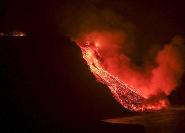 Volcán de La Palma: la lava llega al mar y causa preocupación por la emisión de gases nocivos