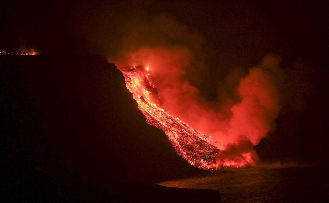 Volcán de La Palma: la lava llega al mar y causa preocupación por la emisión de gases nocivos. Foto: EFE