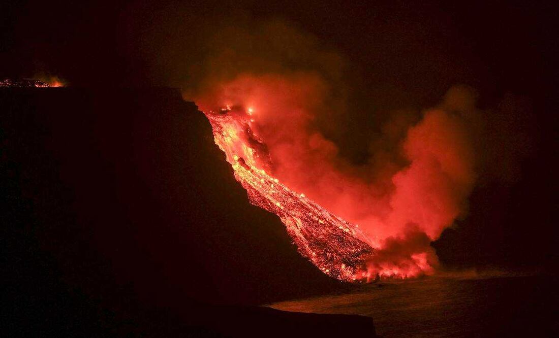 Volcán de La Palma: la lava llega al mar y causa preocupación por la emisión de gases nocivos. Foto: EFE