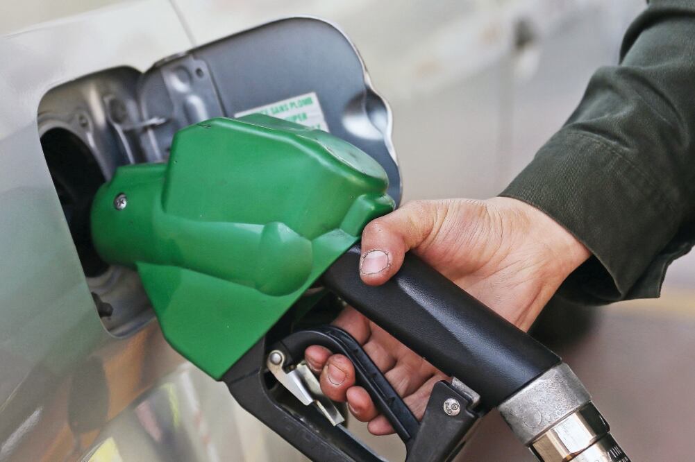 Oxigenante. En México se comenzará a comercializar gasolina mezclada con 10% de etanol. (ARCHIVO EL UNIVERSAL)