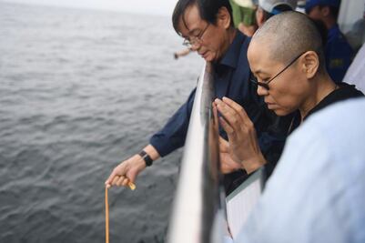Viuda del disidente chino Liu Xiaobo esparce sus cenizas en el mar