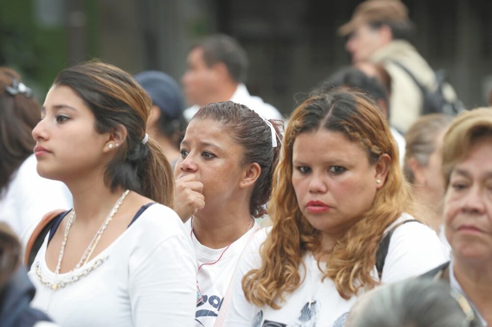 En su mayoría, los protestantes eran mujeres y adultos de la tercera edad, quienes rezaron minutos antes de que empezara la audiencia. Foto/ VALENTE ROSAS. EL UNIVERSAL