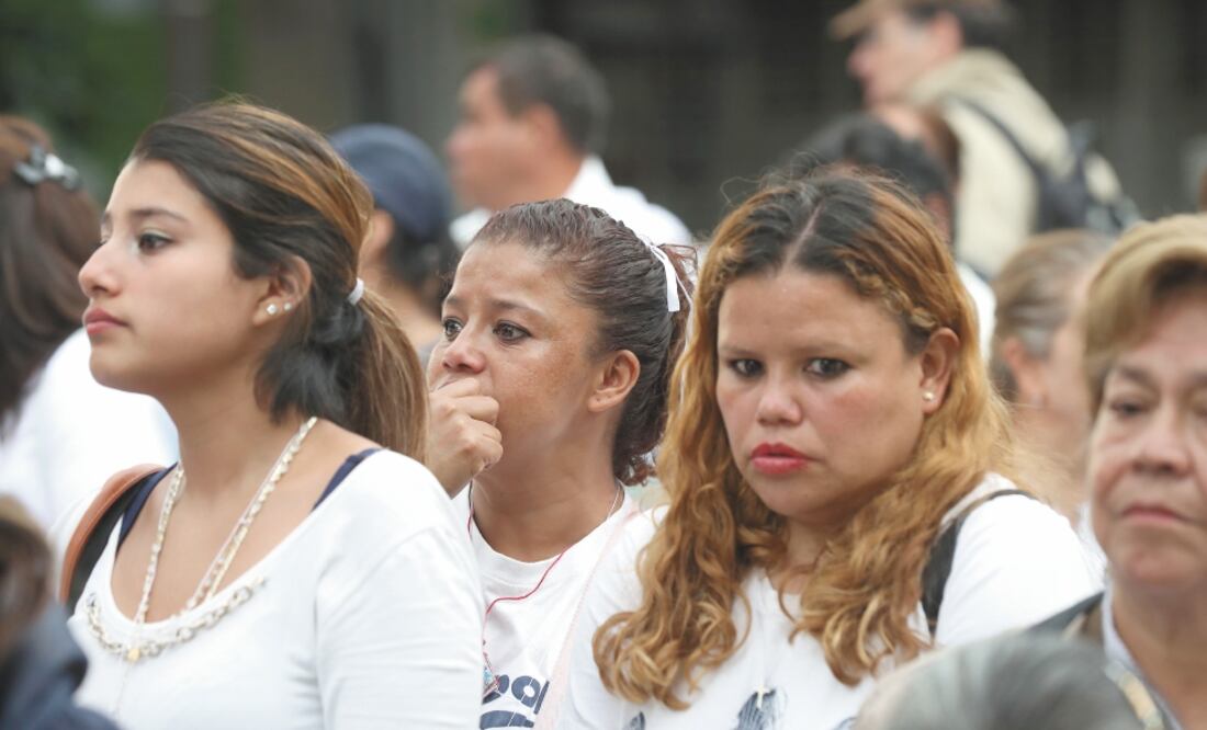 En su mayoría, los protestantes eran mujeres y adultos de la tercera edad, quienes rezaron minutos antes de que empezara la audiencia. Foto/ VALENTE ROSAS. EL UNIVERSAL