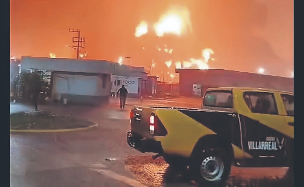 El incendio inició a las 6 de la mañana, de acuerdo con reportes de Pemex, que dos horas después informó que ya había sido controlado. Foto: Tomada de video 