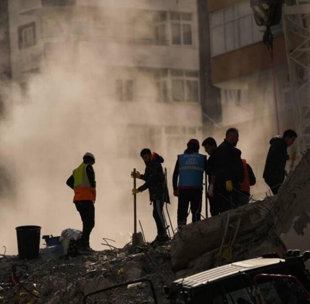 FOTOS: Desesperados, socorristas en Turquía buscan vida entre escombros