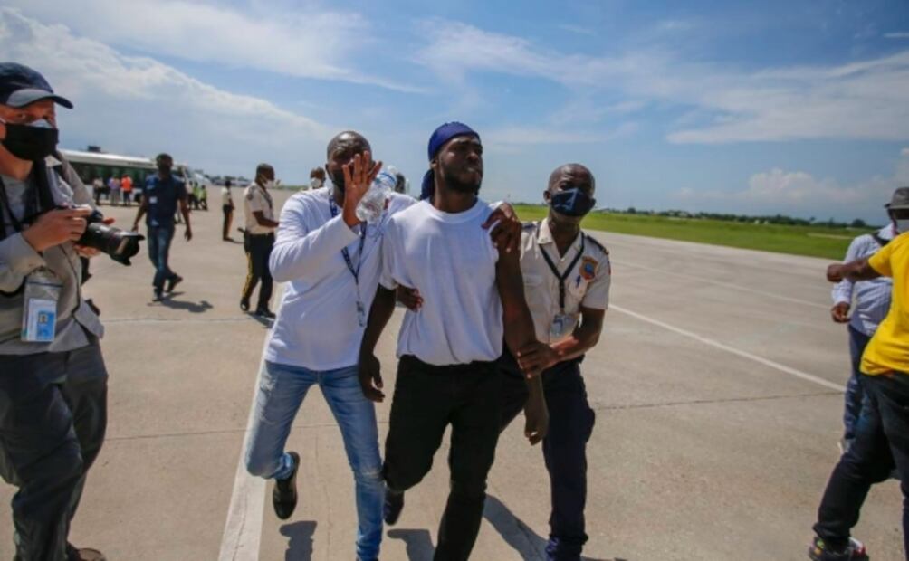 Haitianos deportados se enfrentan a autoridades en aeropuerto en Puerto Príncipe