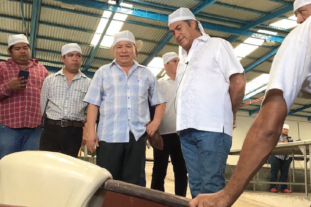 El candidato independiente Jaime Rodríguez Calderón, El Bronco, visitó una quesería en Pijijiapan, lo que le trajo recuerdos de la infancia (ALBERTO MORALES. EL UNIVERSAL)