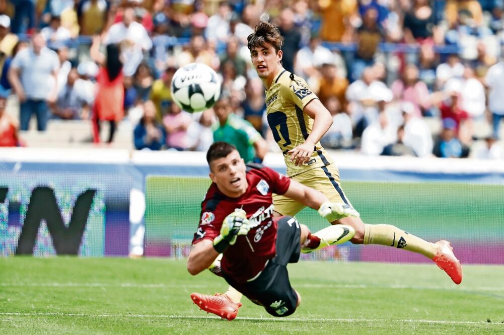 Tiago Volpi terminó con sus redes llenas de cuero por parte de los felinos (LUIS CORTÉS. IMAGO7)