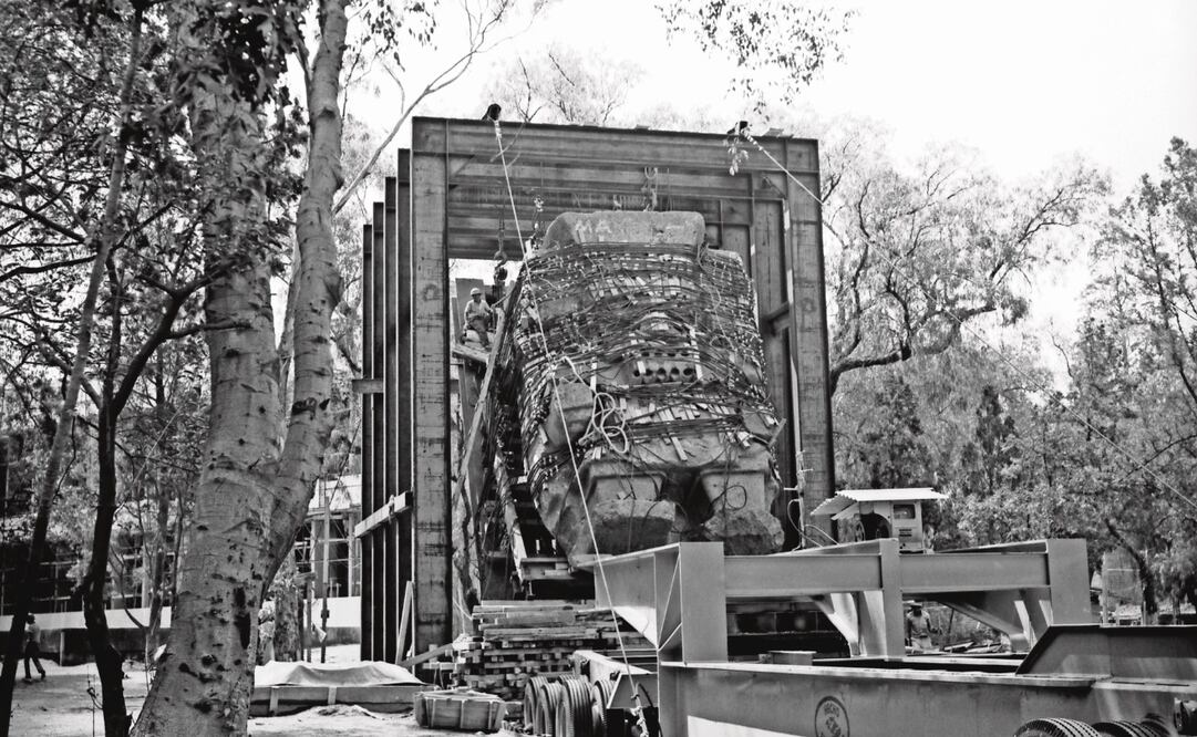 En 1964, el monolito de Tláloc, que pesa 167 toneladas y mide siete metros de altura, fue trasladado de San Miguel Coatlinchán, Estado de México, al Museo de Antropología. (FOTOS: CORTESÍA INAH)