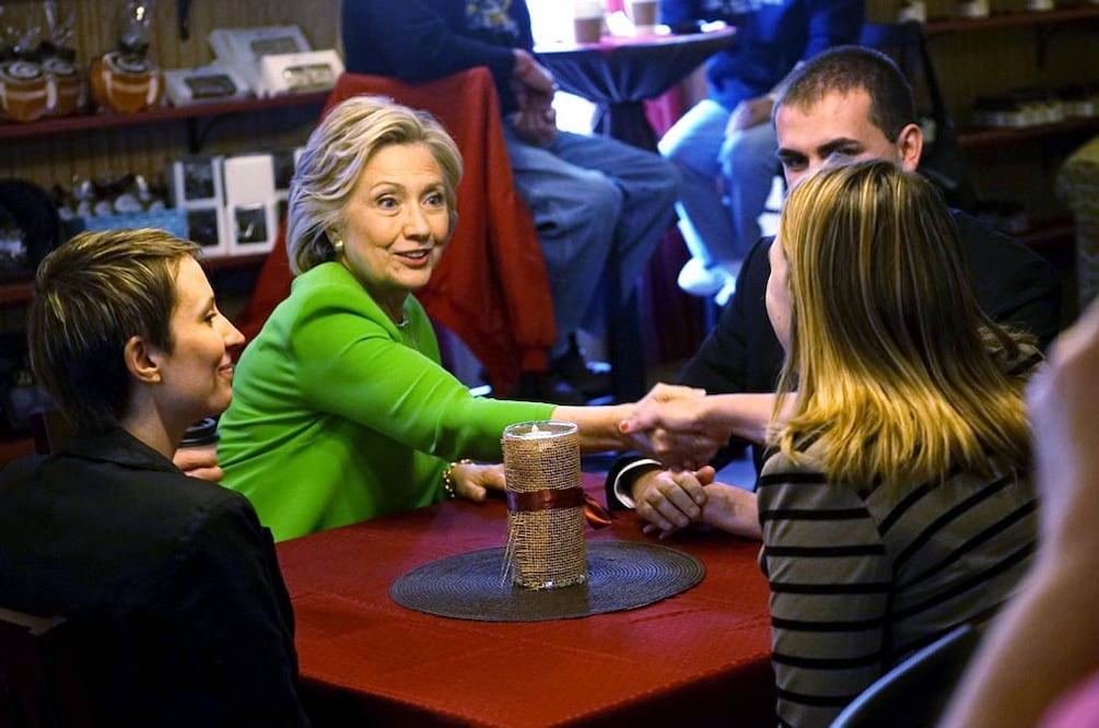Esta parada en un café marcó el retorno a la política presidencial de Clinton. Es congruente con su estrategia de realizar pequeños eventos "minoristas" que le permitan hablar individualmente con los votantes