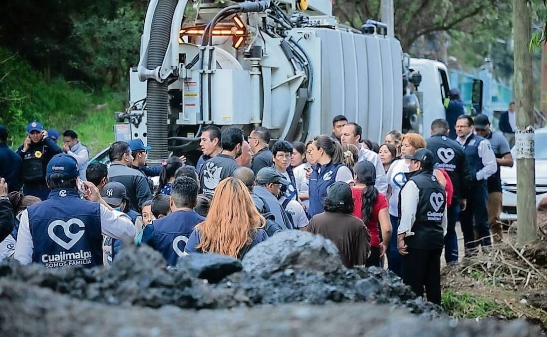 Autoridades también limpiaron edificios públicos afectados por las fuertes lluvias. Foto: Especial