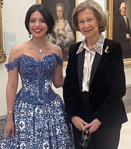 ¿Ángela Aguilar rompió el protocolo al posar junto a la Reina Sofía?