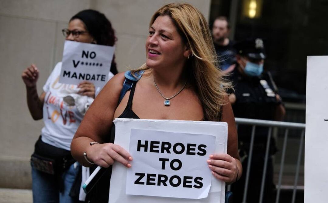 El personal sanitario que no quiere vacunarse se queja de que tras ser considerados como héroes, ahora se les obligue a vacunarse. Foto: Getty Images