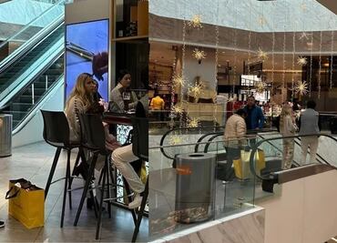 ¿Discriminación? Familia lleva a empleada doméstica a centro comercial y la dejan de pie mientras comen