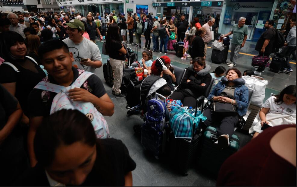 Miles de pasajeros se encuentran varados en el AICM en espera que las aerolíneas les reprograman sus vuelos, después de que el domingo se registró una intensa tormenta en la Ciudad de México, el 11 de agosto de 2025. Foto: Diego Simón Sánchez/EL UNIVERSAL