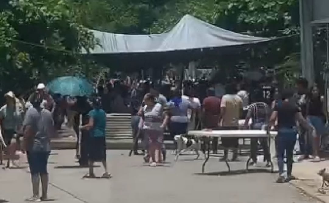 Enfrentamiento entre vecinos deja 10 lesionados en Hidalgo; tienen desacuerdos sobre la instalación de un arco de bienvenida.
Foto: Especial.