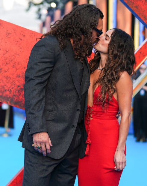 Jason Momoa y Adria Arjona.
Foto de Scott A Garfitt/Invision/AP.