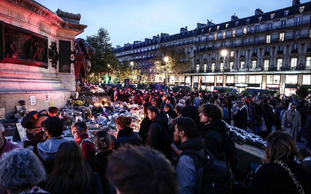 Personas se reúnen frente a un memorial improvisado en la Plaza de la República de París, el 13 de noviembre de 2025, durante el aniversario de los atentados terroristas del 13 de noviembre de 2015. Foto: AFP