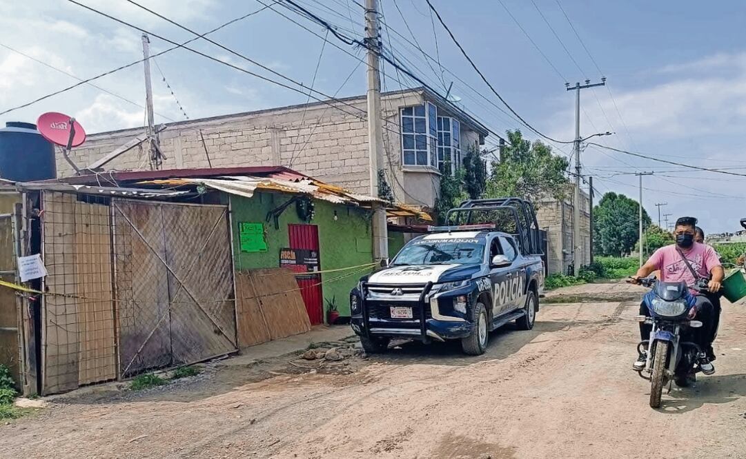 La policía estatal vigila la casa en la que Dulce murió en un ataque directo a la vivienda de su familia. Foto: Especial