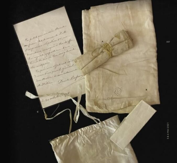 Subastan cabellos y restos de sangre de Napoleón; estos son sus precios